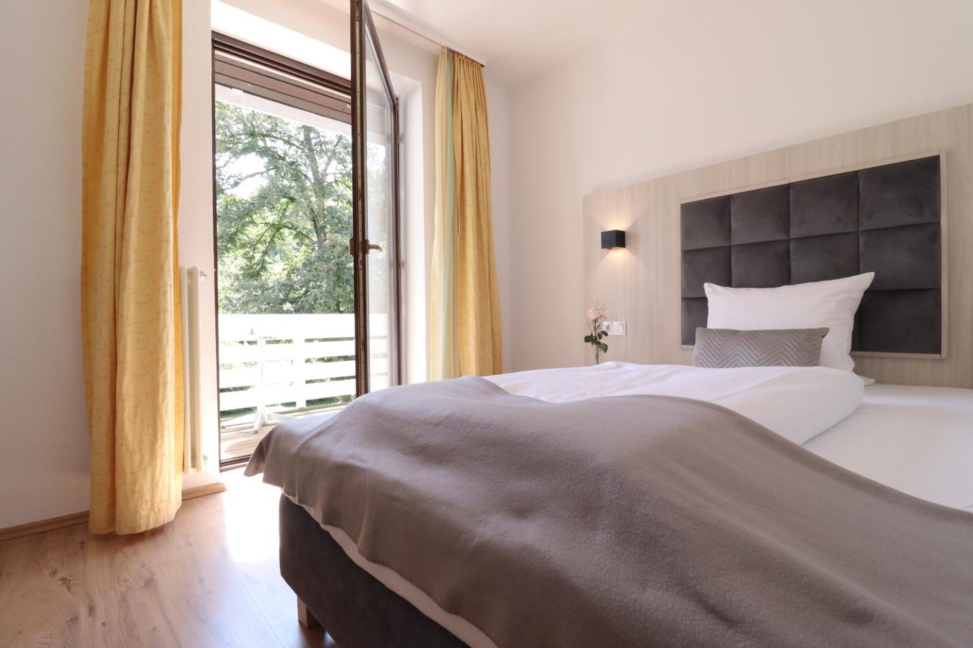 Hotel Kurparkblick Bad Bergzabern Buitenkant foto